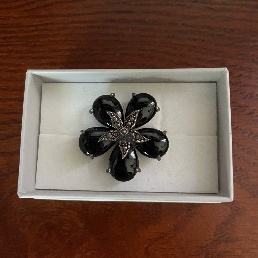 Elegant Onyx Flower Ring